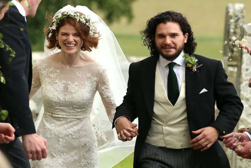 A picture of Kit Harington and Rose Leslie.