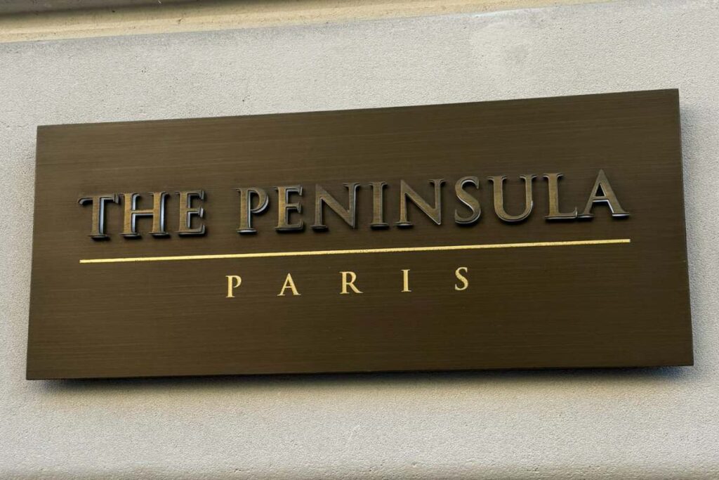 The logo of The Peninsula Paris