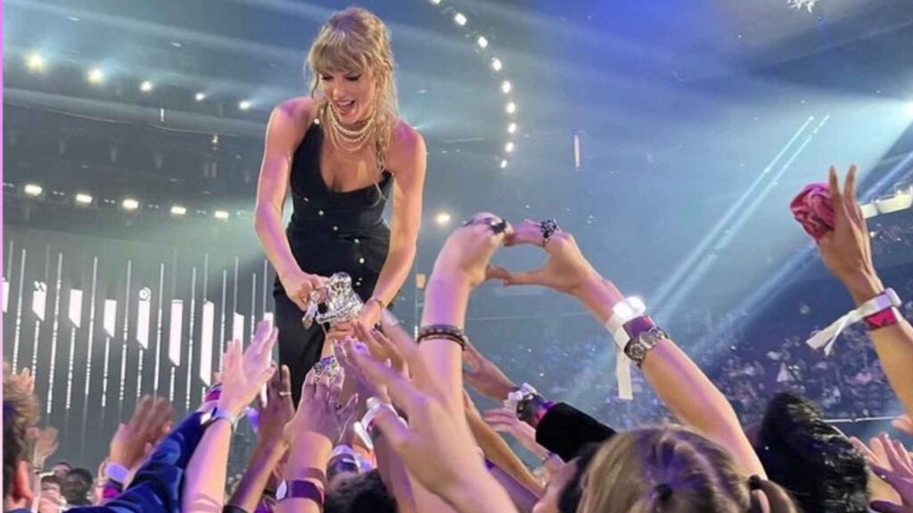 A picture of Taylor Swift and her fans