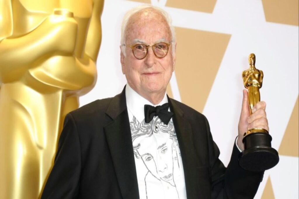 A picture of James Ivory hold a oscar