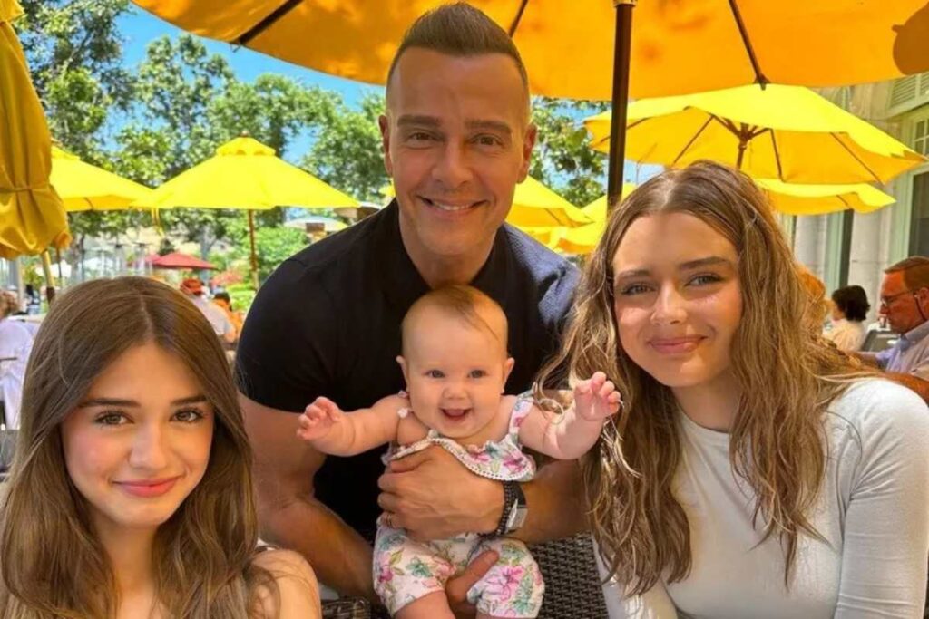 A picture of Joey Lawrence and his three daughters