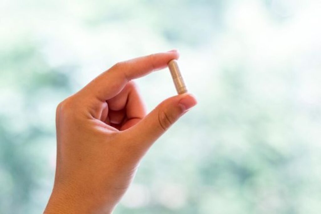 A picture of a person holding a fiber supplement.