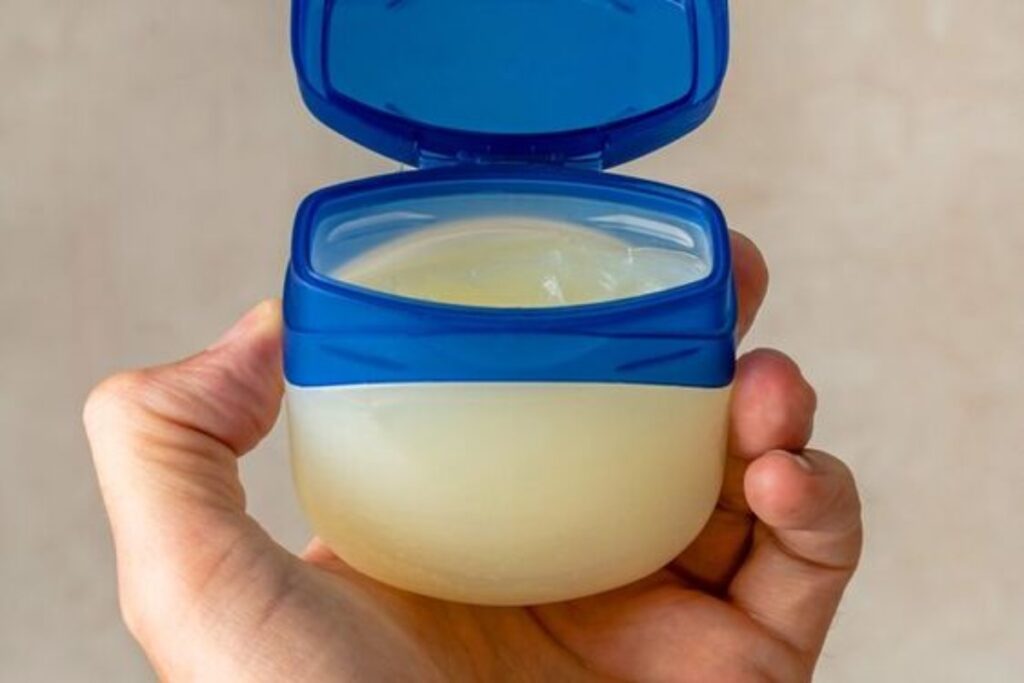 A picture of a container of petroleum jelly