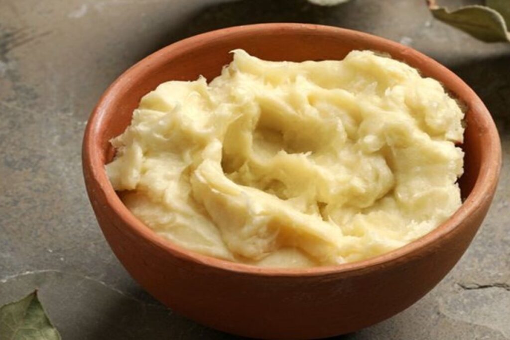 A picture of a bowl of shea butter