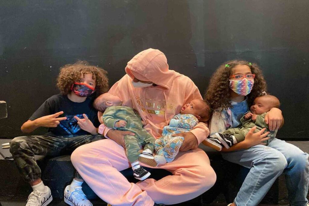 A picture of Nick Cannon and his kids