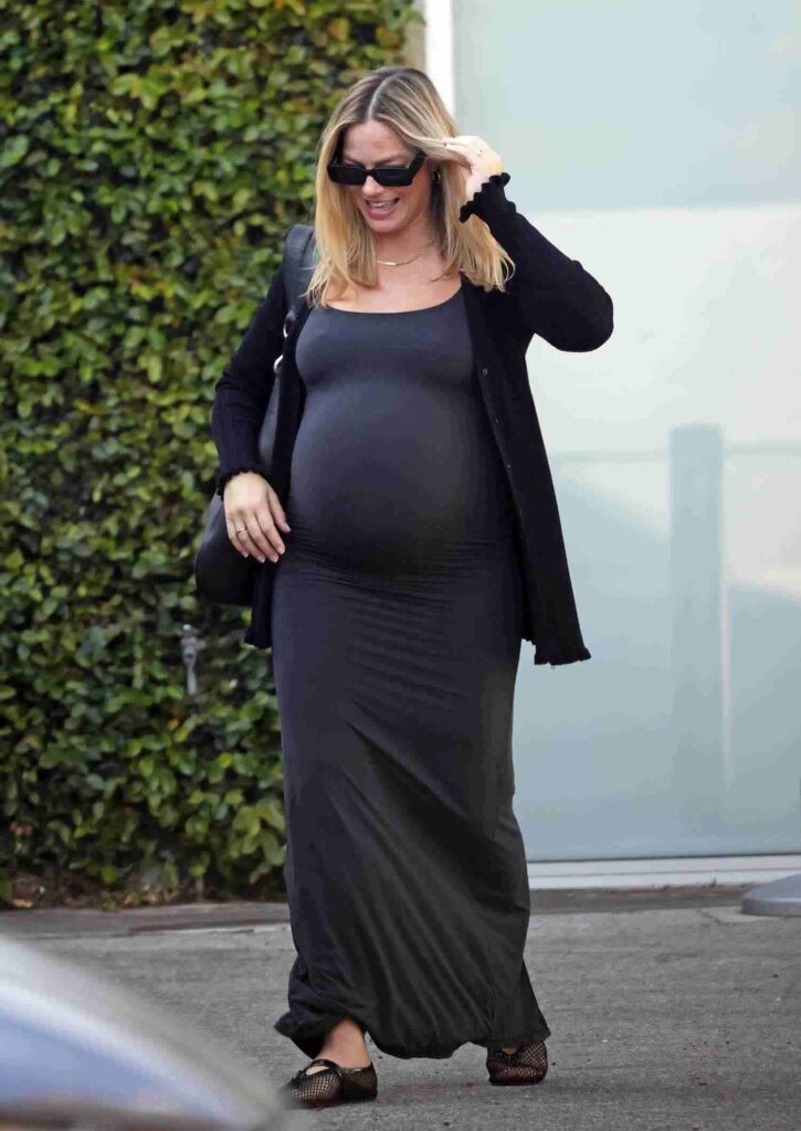 A picture of Margot Robbie's baby bump