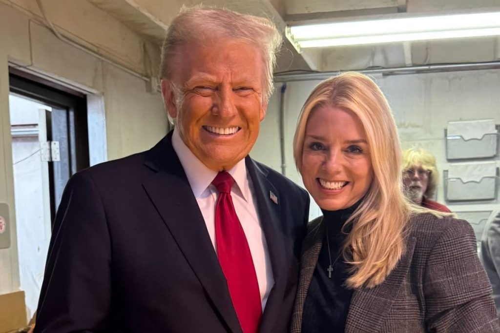 A picture of Pam Bondi and Donaldo Trump