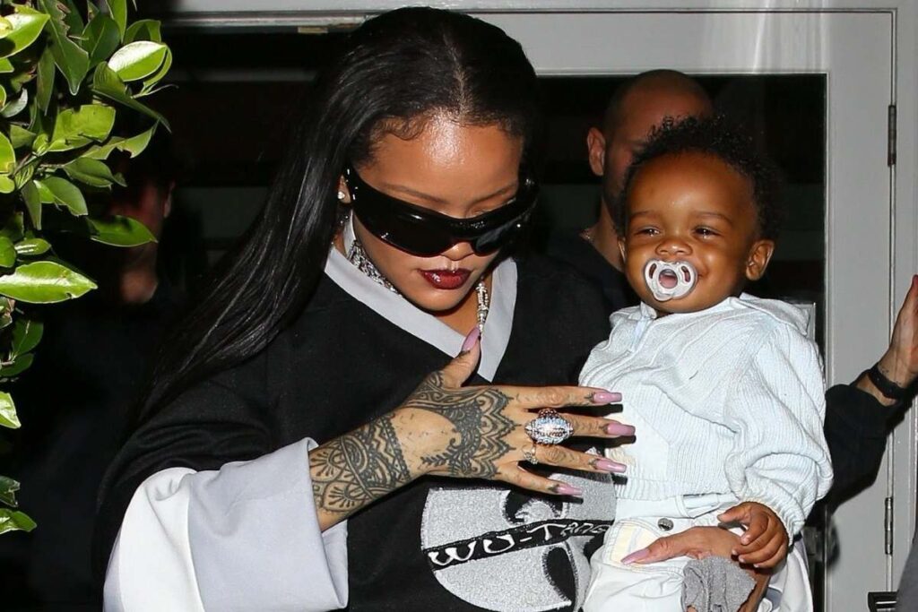 A picture of Rihanna and her kids