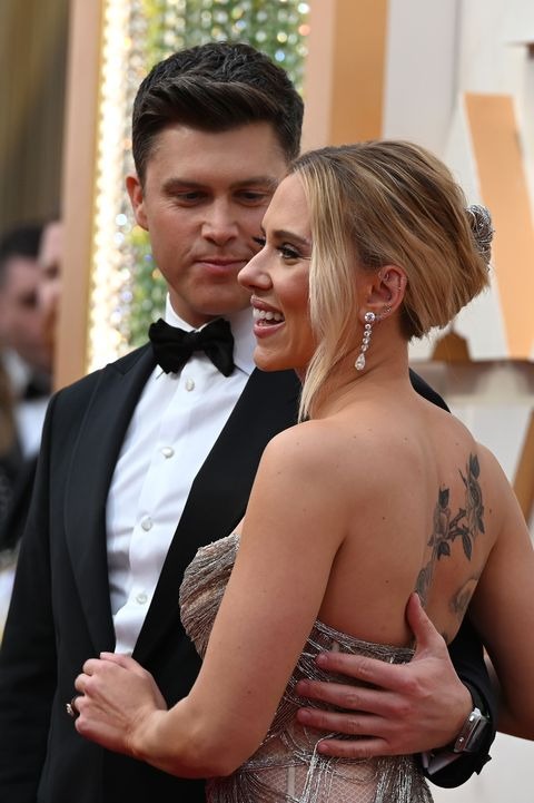 Colin Jost and Scarlett Johanssen on a red carpet