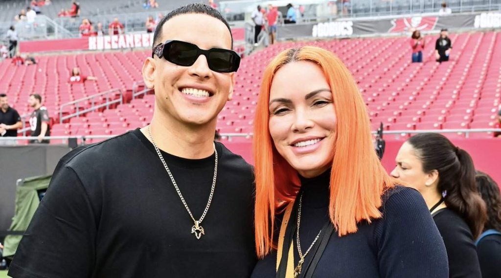 Daddy Yankee posing with his estranged wife