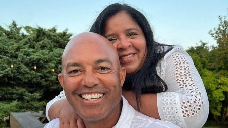 Mariano Rivera posing with his wife