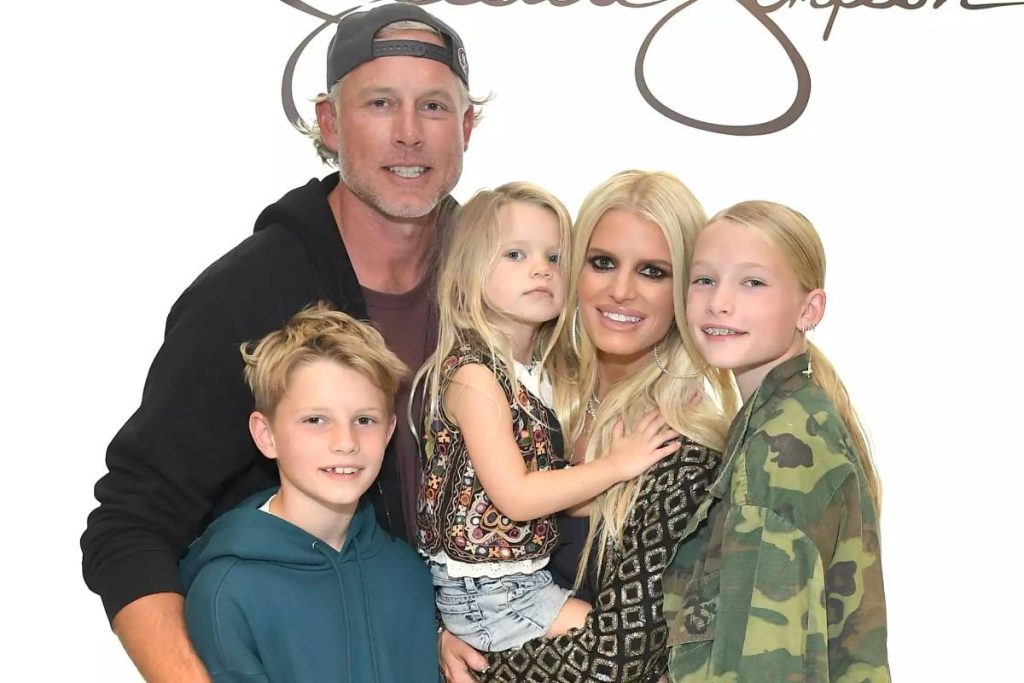 A picture of Eric Johnson and Jessica Simpson and their kids