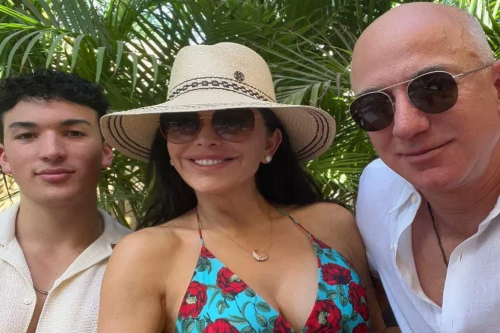 A picture of Lauren Sánchez, Jeff Bezos and Nikko