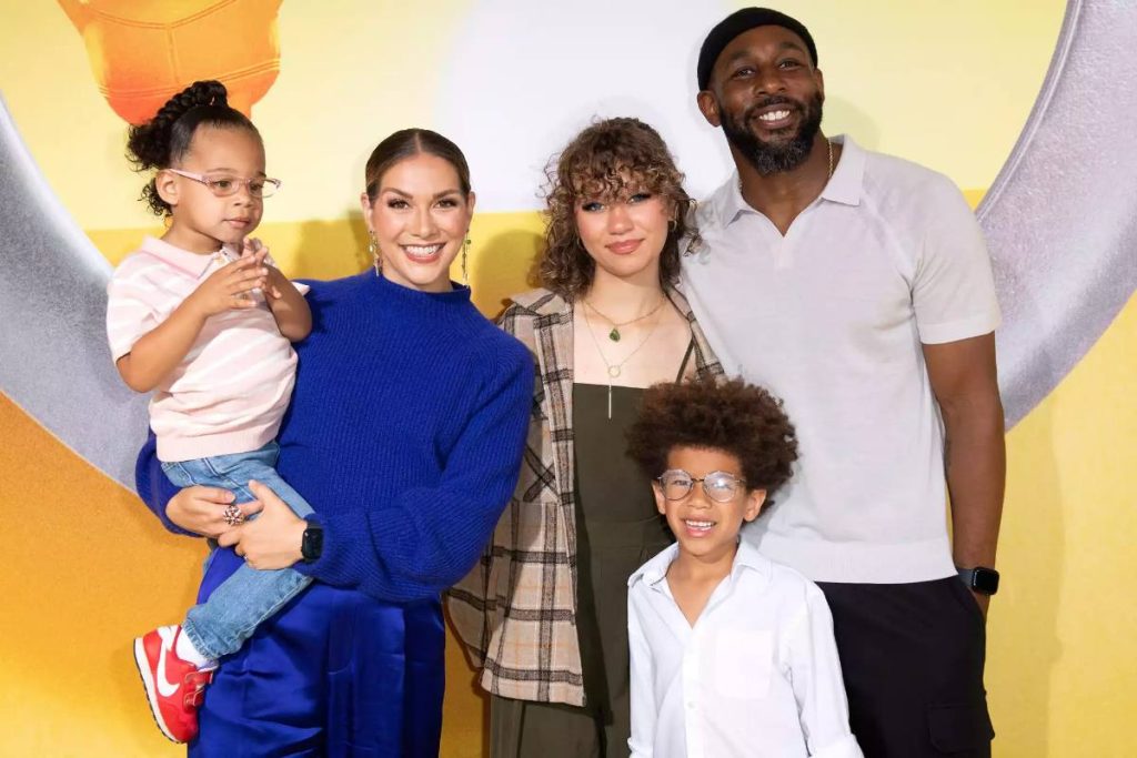 A picture of Stephen ‘Twitch’ Boss, Allison Holker, and their kids