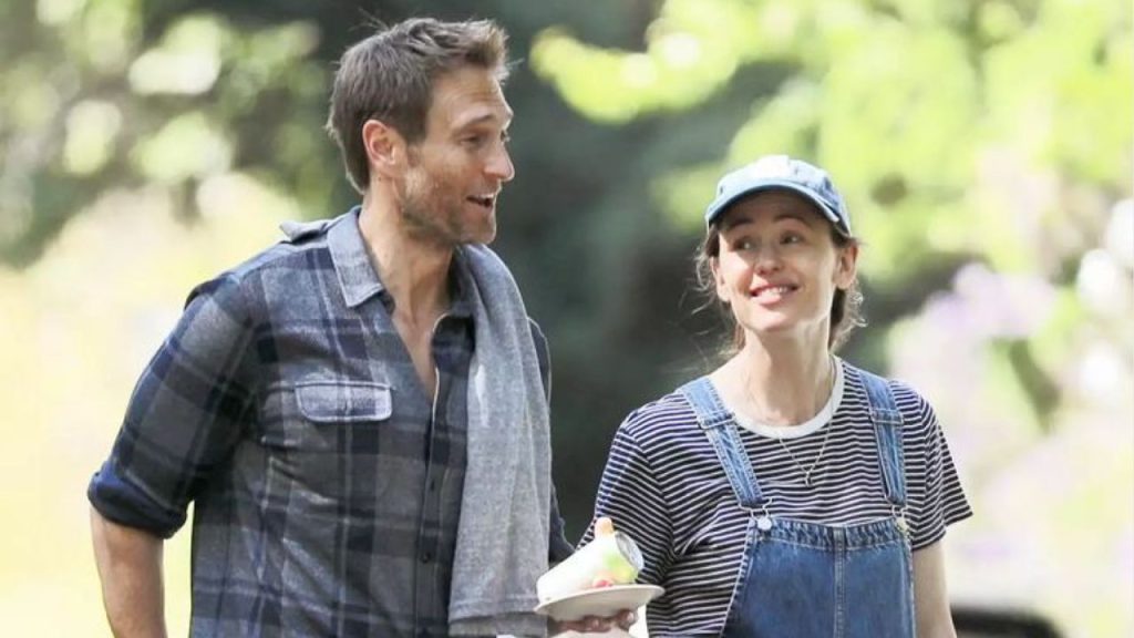Jennifer Garner and John Miller snacking in an open space
